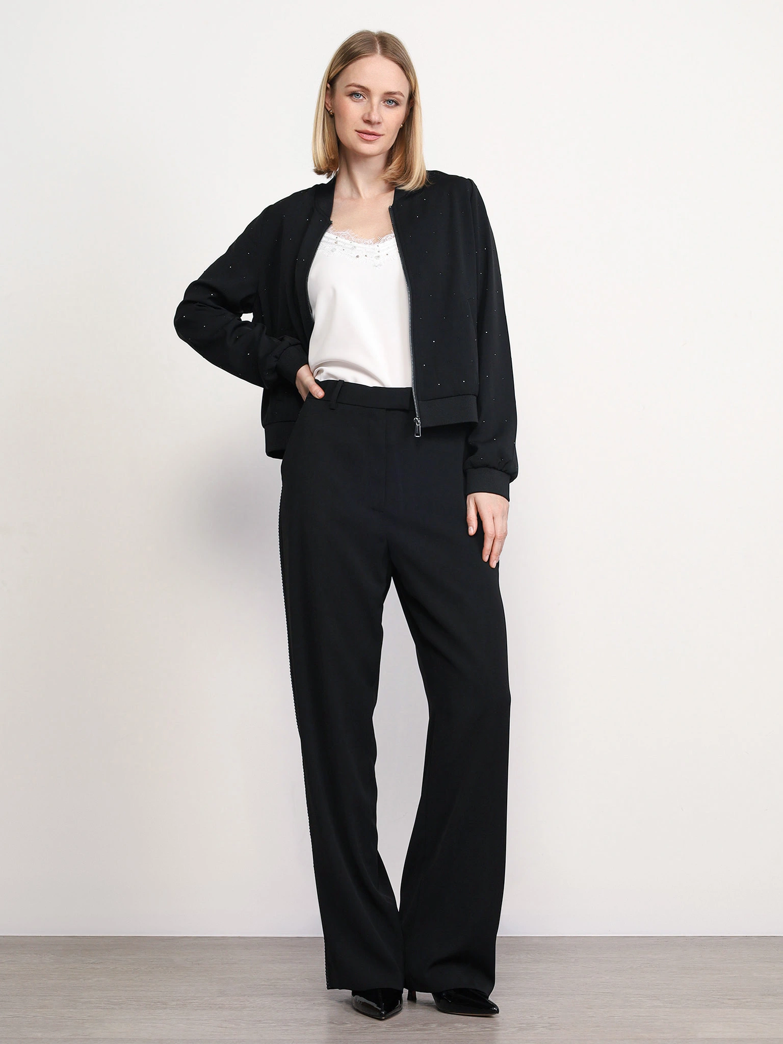 Куртка черного цвета со стразами